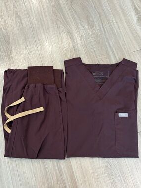 FIGS Scrub Set in Burgundy